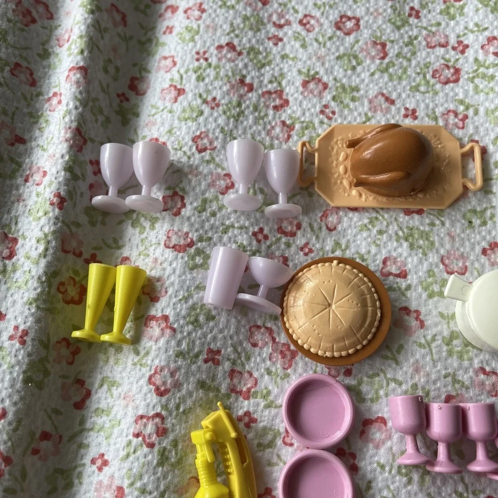 1984 Barbie Dream Kitchen 9119 Dishes Food Serving Flatware Goblets Pots Dishes